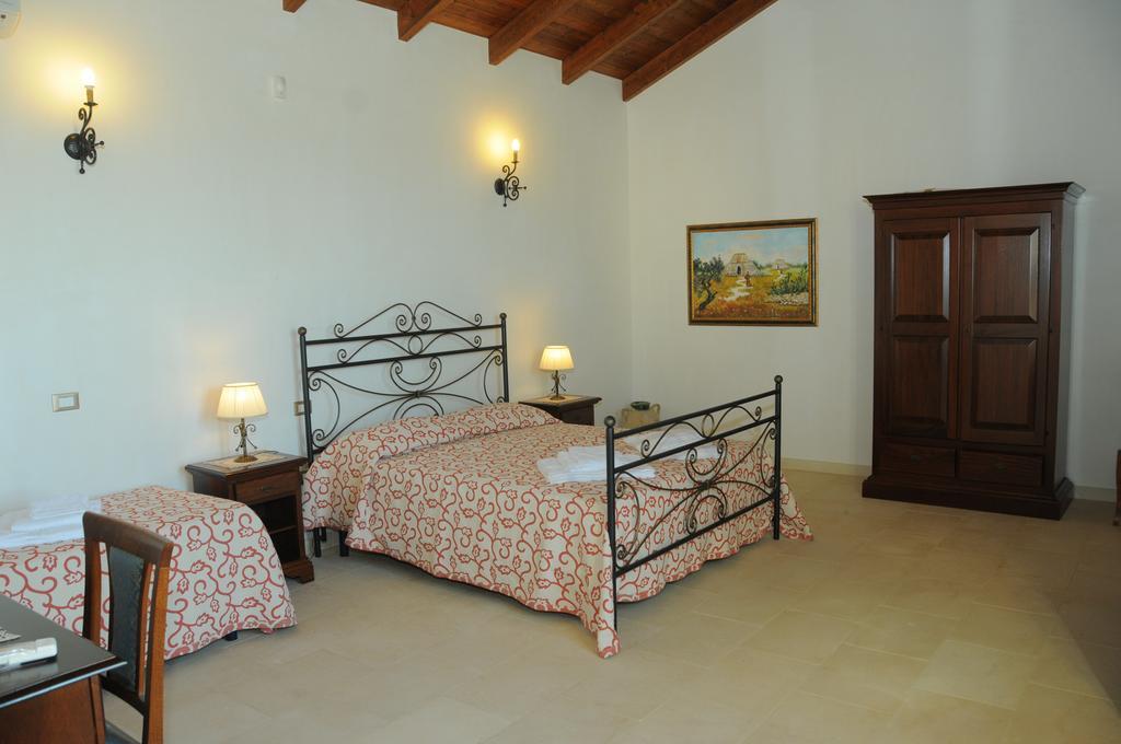 Agriturismo Masseria Quaremme كاربينيانو سالينتينو الغرفة الصورة