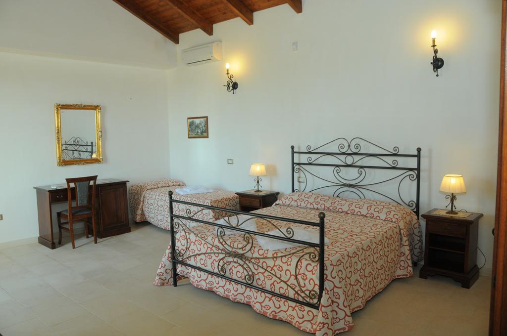 Agriturismo Masseria Quaremme كاربينيانو سالينتينو الغرفة الصورة