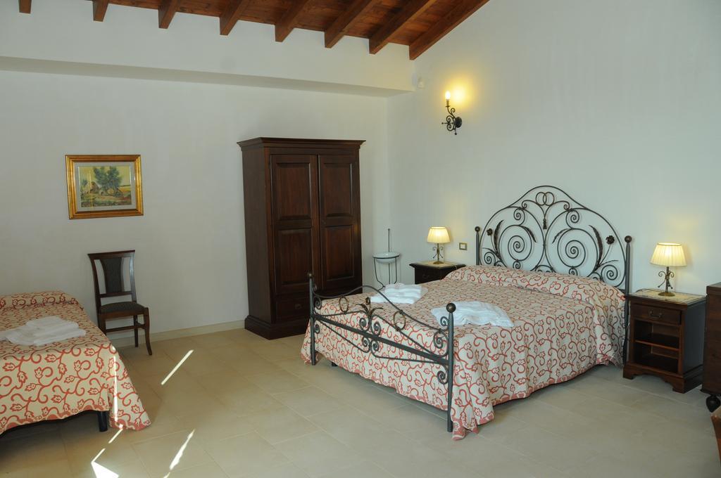 Agriturismo Masseria Quaremme كاربينيانو سالينتينو الغرفة الصورة